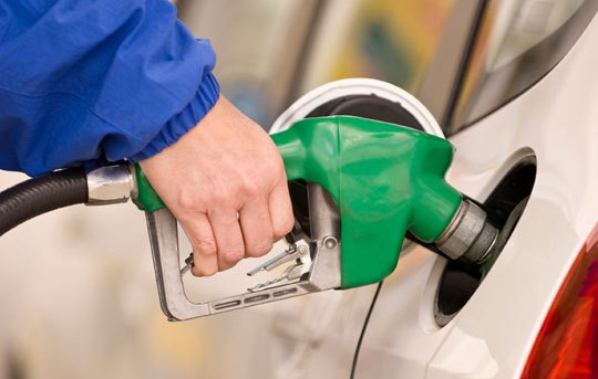 وزیر نفت:تصمیم تغییر قیمت بنزین با دولت است