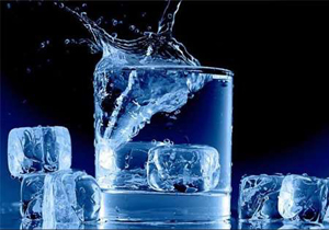 نوشیدن آب یخ و مضرات آن برای سلامتی