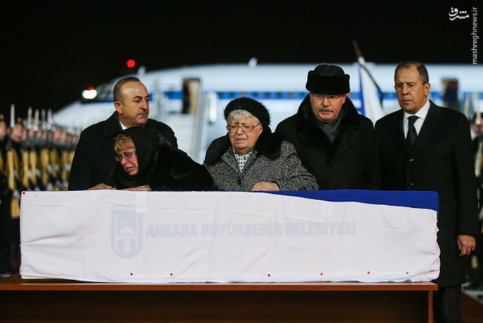 وداع همسر و مادر سفیر ترور شده با جنازه وی (+تصاویر)