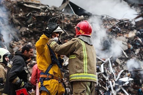 آتش نشان های زن به کمک مردان آمدند+تصویر
