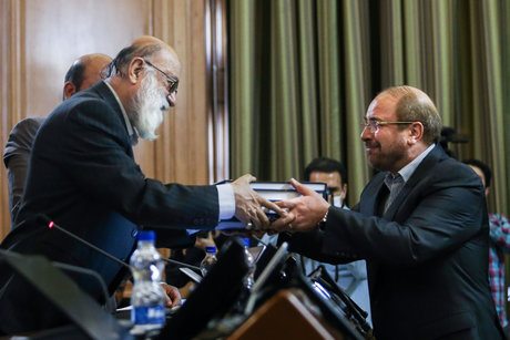 قالیباف بودجه ۹۶ شهرداری تهران را تقدیم هیئت رییسه شورا کرد