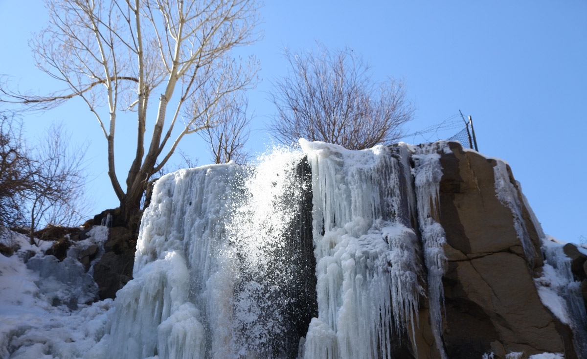 آبشار گنج نامه همدان یخ زد