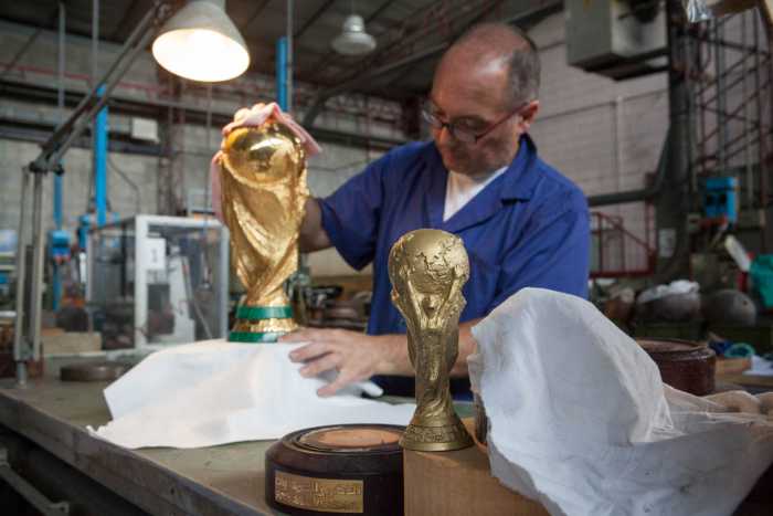 نشان افتخار جام جهانی چگونه ساخته می شود؟