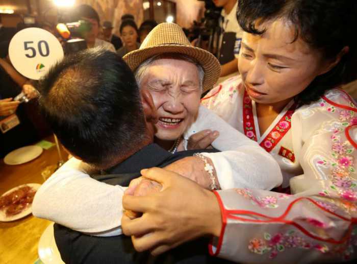 ملاقات خانواده‌های جدا افتاده دو کره پس از ۶۵ سال