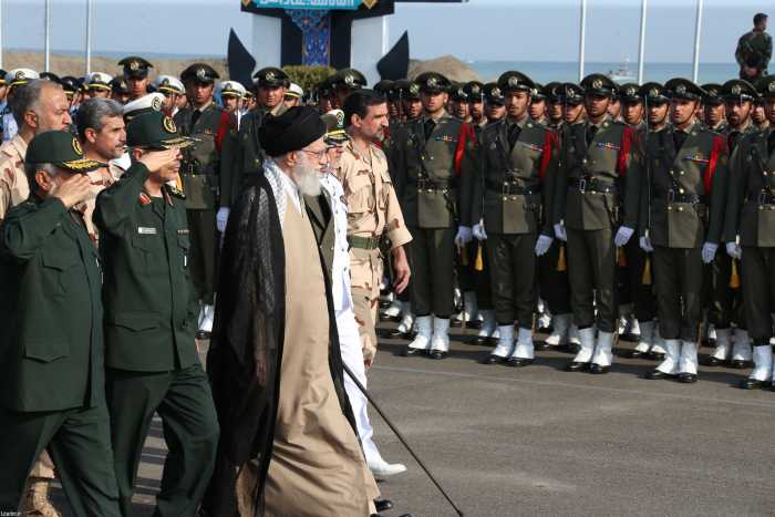 فرمانده معظم کل قوا: ملت ایران از اخم آمریکا نهراسید و آن را به عقب‌نشینی و شکست کشاند
