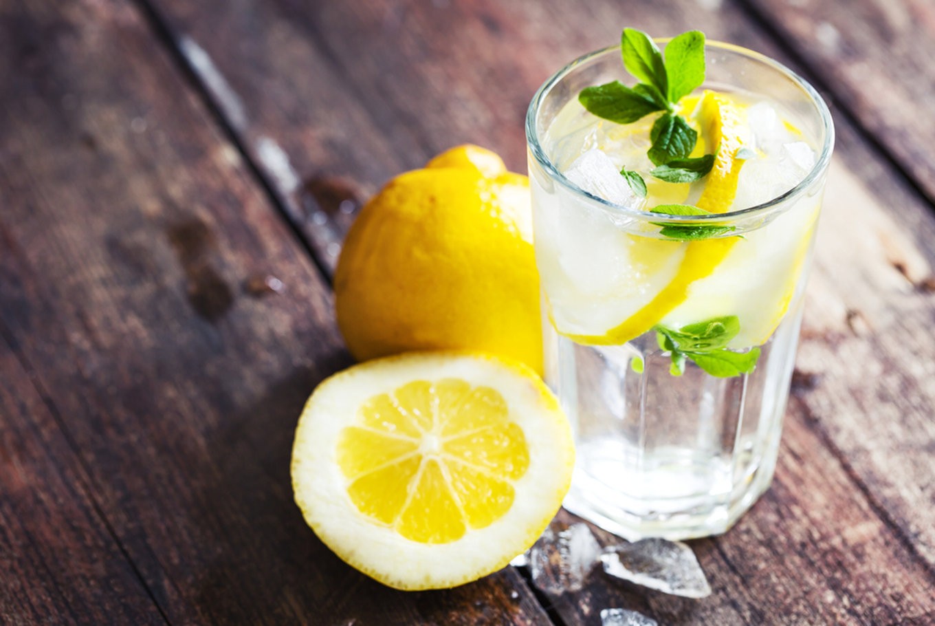 ۱۳ بیماری که با مصرف روزانه آب و لیمو درمان می شود